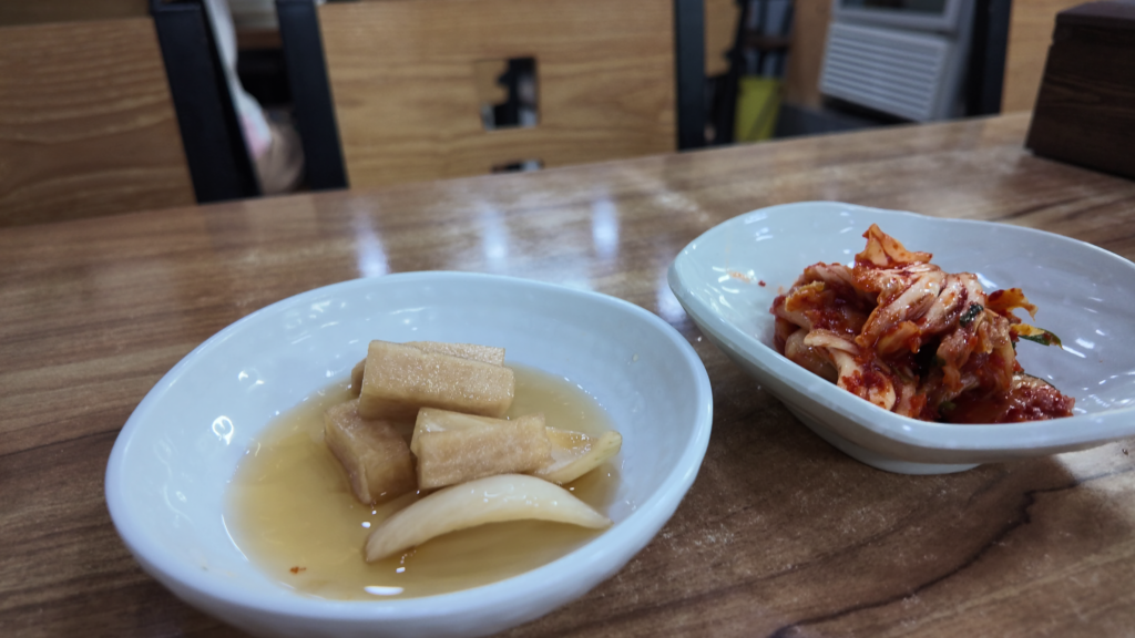釜山水營拇指刀削麵店小菜_泡菜跟醃蘿蔔