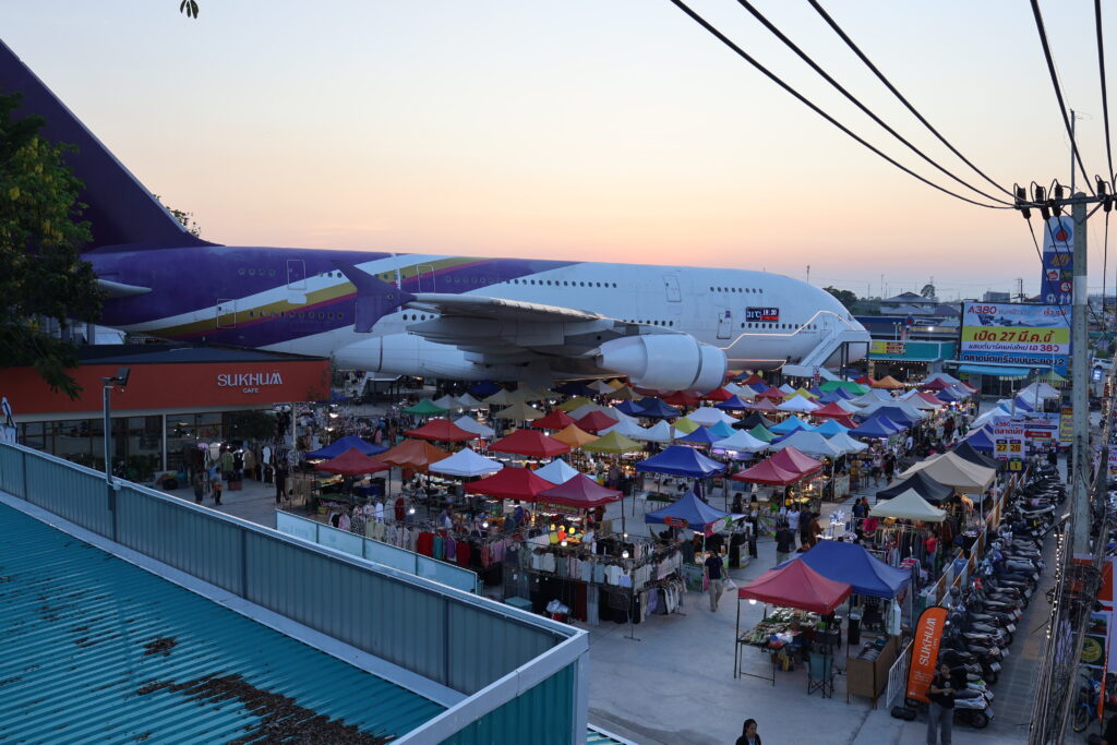 泰國羅勇A380飛機夜市ตลาดนัดเครื่องบิน2 (ตรงข้ามโรงเรียนวัดโขดหิน)