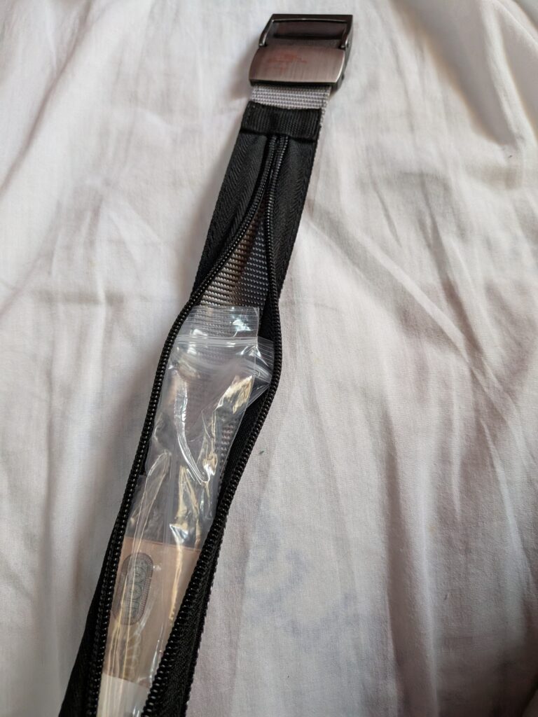 防盜皮帶內側拉鍊裡面，我還會把部分紙鈔用塑膠袋包起來。再捲進防盜皮帶裡。