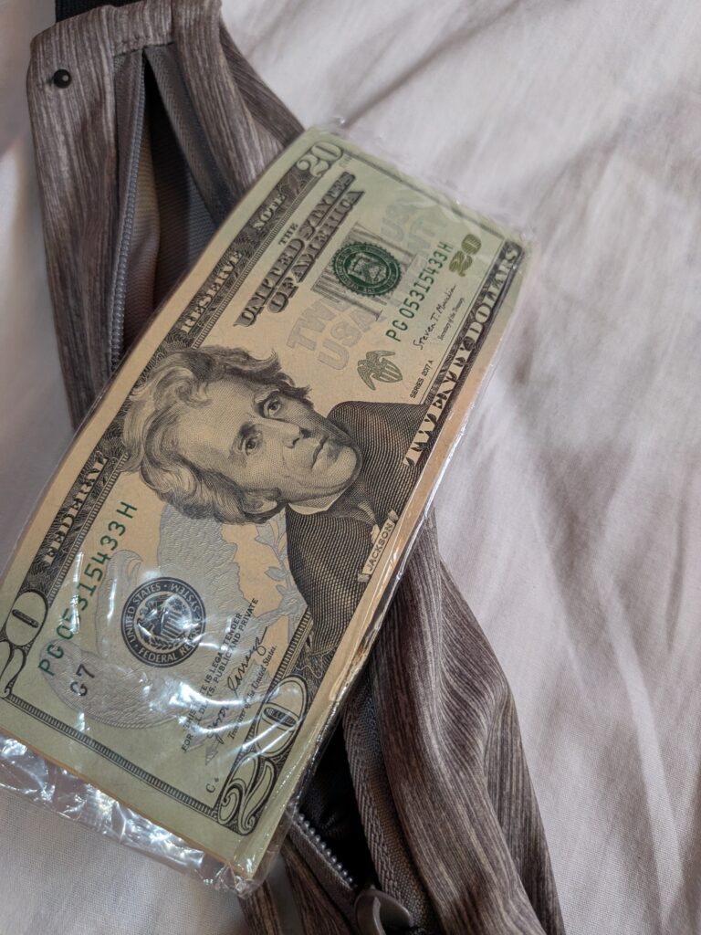 防盜腰包裡，我放的是部分小額美金。我會先用航空公司餐具附的塑膠包裝袋把紙鈔包起來。
