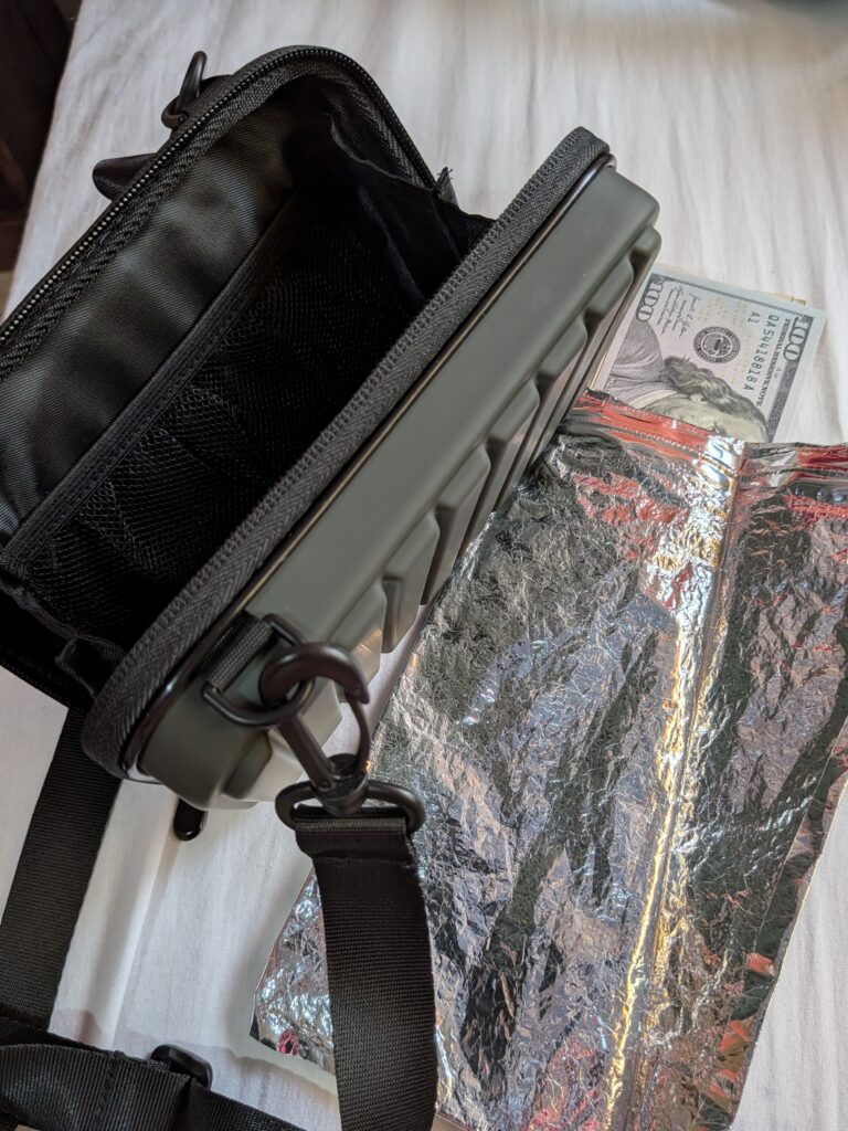 另一個垃圾袋錢包，就是我的主力錢包。再放進我的 Travel Blue 斜背包。這款隨身斜背包，百元美鈔放進去也不容易擠壓折到。