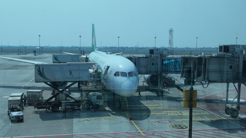 出國旅行前夕，在機場準備出發登機，提醒事先開好提款卡跨國提領功能的客機畫面
