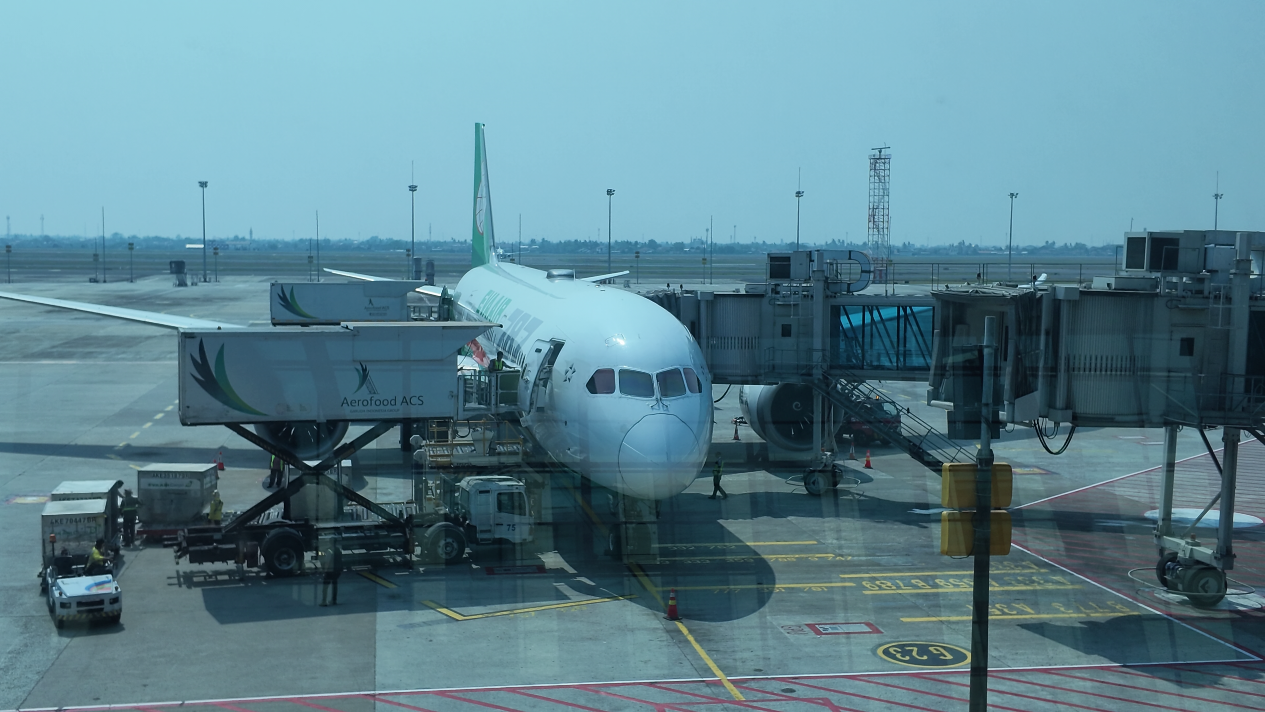 出國旅行前夕，在機場準備出發登機，提醒事先開好提款卡跨國提領功能的客機畫面