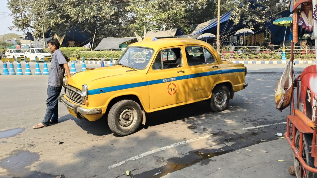 自助旅行搭乘計程車遭司機臨時加價、多收錢的處理教學與計程車外觀畫面