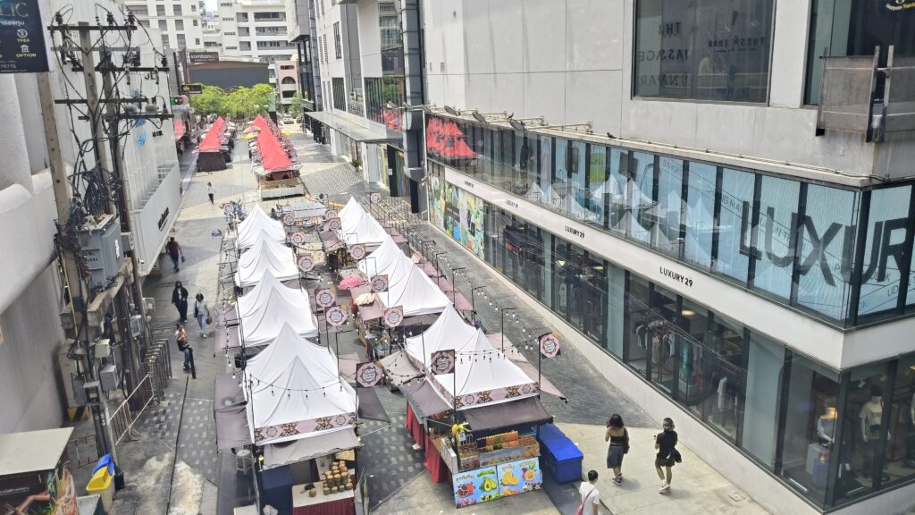 「泰國曼谷街景：赴泰旅遊誤食大麻中毒，回台保險理賠爭議與法院判決」