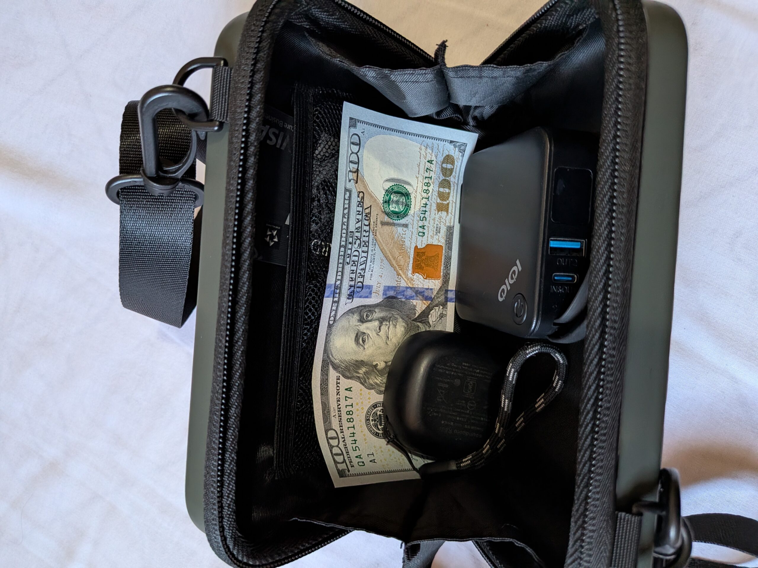 Travel Blue 親膚烤漆斜背包內部收納空間，可平放 100 美元紙鈔且不需折彎