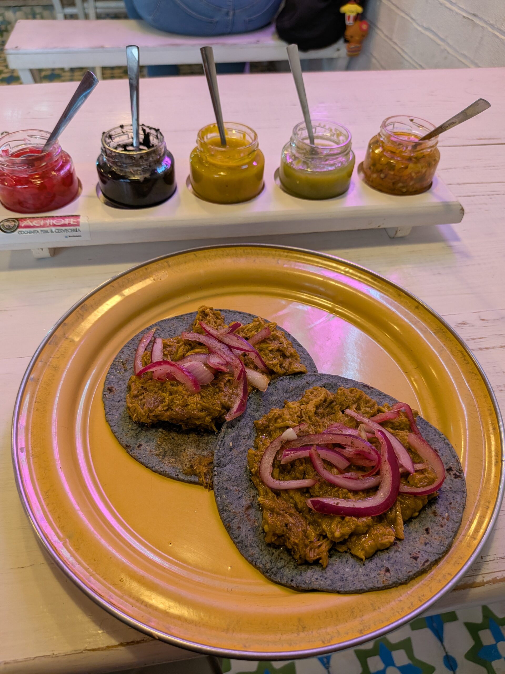 猶加敦半島燉豬肉(Cochinita Pibil)Taco 特寫,呈現道地風味與精緻擺盤。