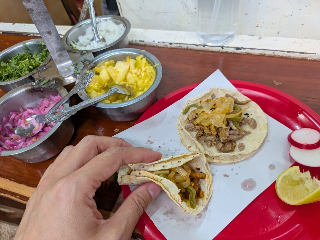 在墨西哥聖克里斯托瓦爾-德拉斯卡薩斯傳統市場吃Taco塔可