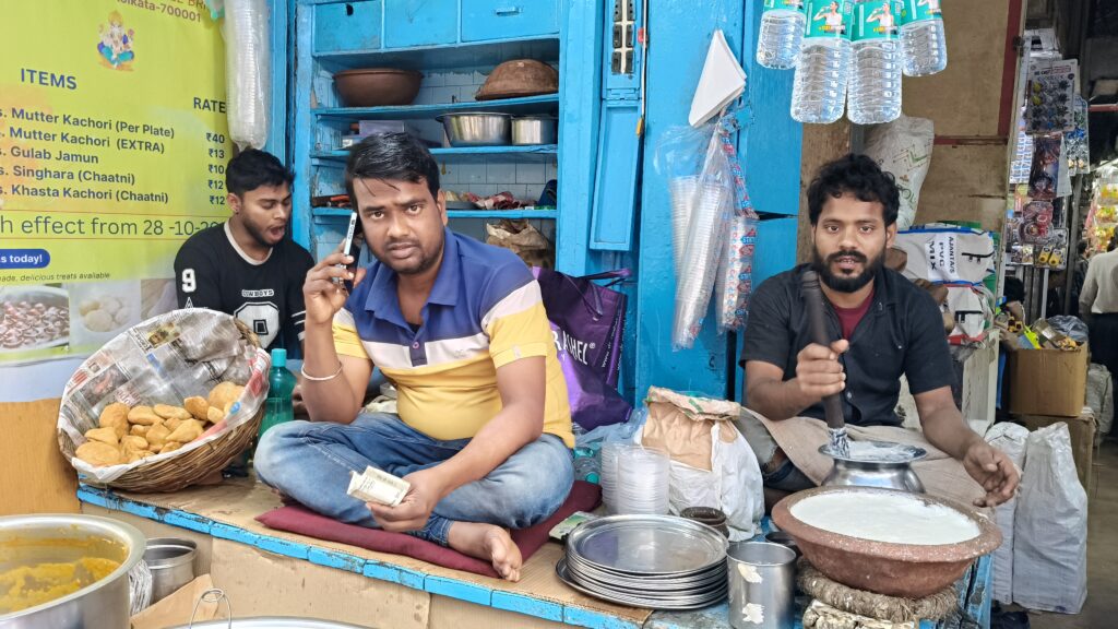 在印度當地品嚐知名傳統優格飲 Lassi，分享開發中國家旅行如何避免腸胃不適的實戰經驗