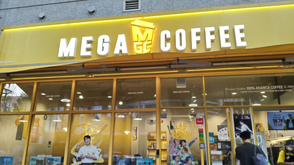 韓國連鎖咖啡廳 Mega Coffee 外觀，旅行時曾在這裡使用免費 Wi-Fi 上網
