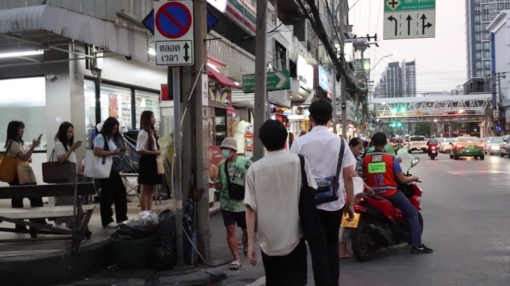 曼谷摩托計程車，單人獨旅搭乘很方便