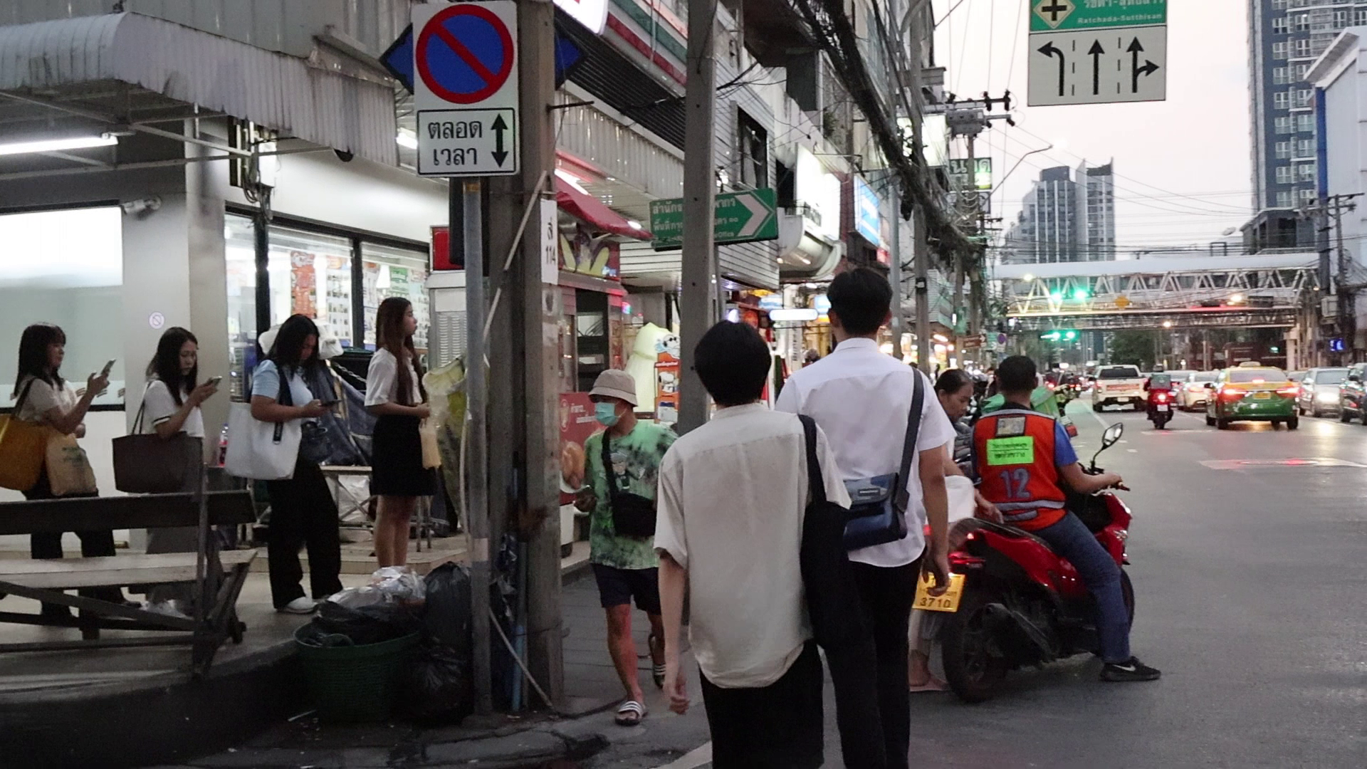 曼谷摩托計程車，單人獨旅搭乘很方便