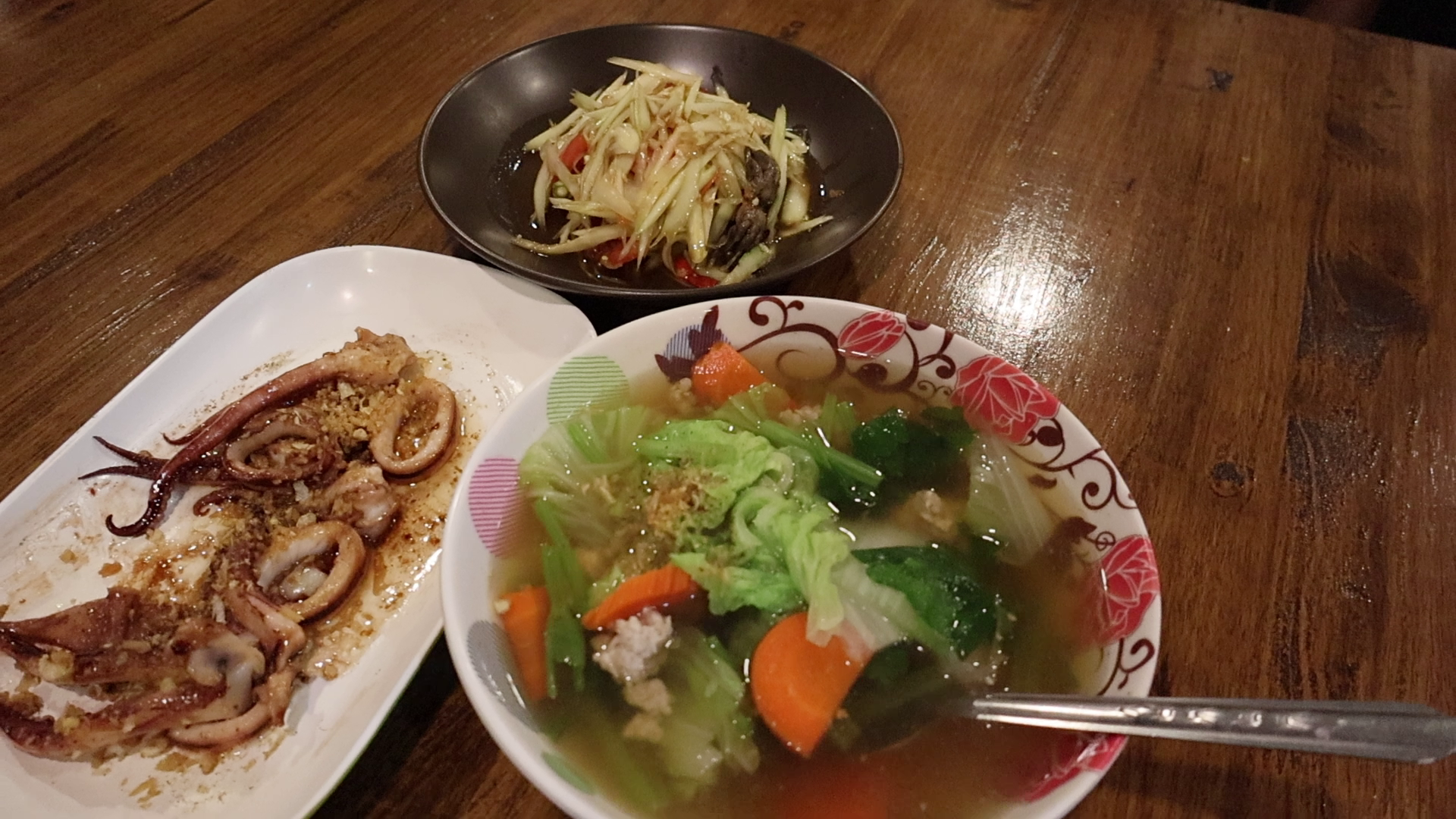 泰國曼谷 On Nut 在地熱炒小館 Mae Sinuan Isaan food and seafood 的道地菜色與餐點實景