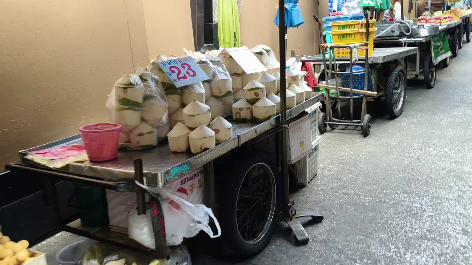 曼谷帕卡儂市場水果攤販售的削皮新鮮椰子與在地街景