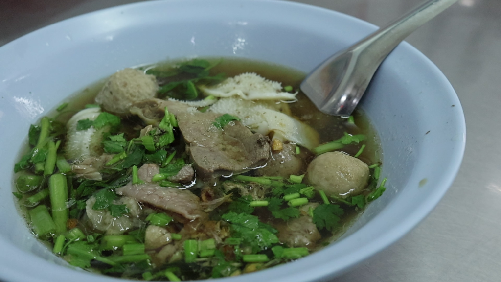 曼谷噗市場林克成飯室招牌牛肉湯與牛雜湯實景