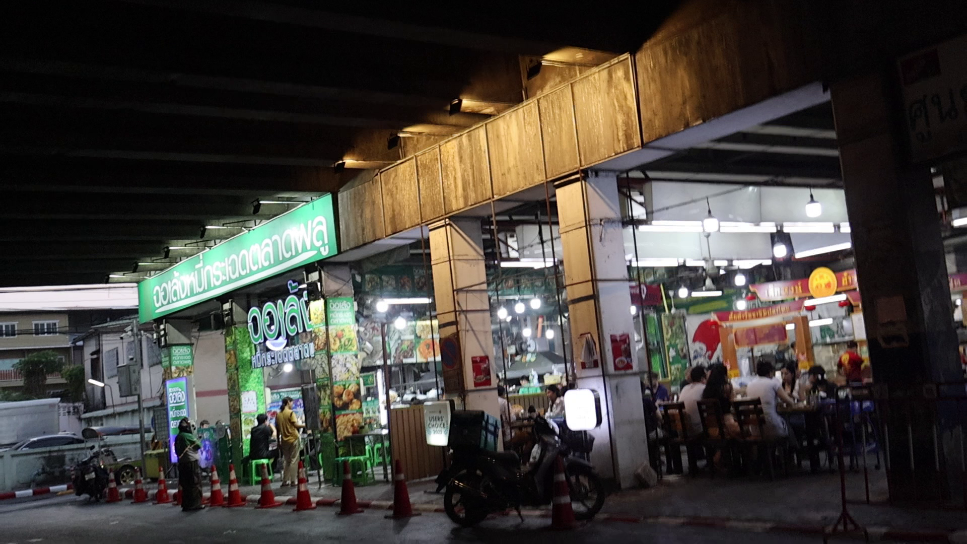 曼谷噗市場 楚龍炒粿條綠色招牌店家外觀