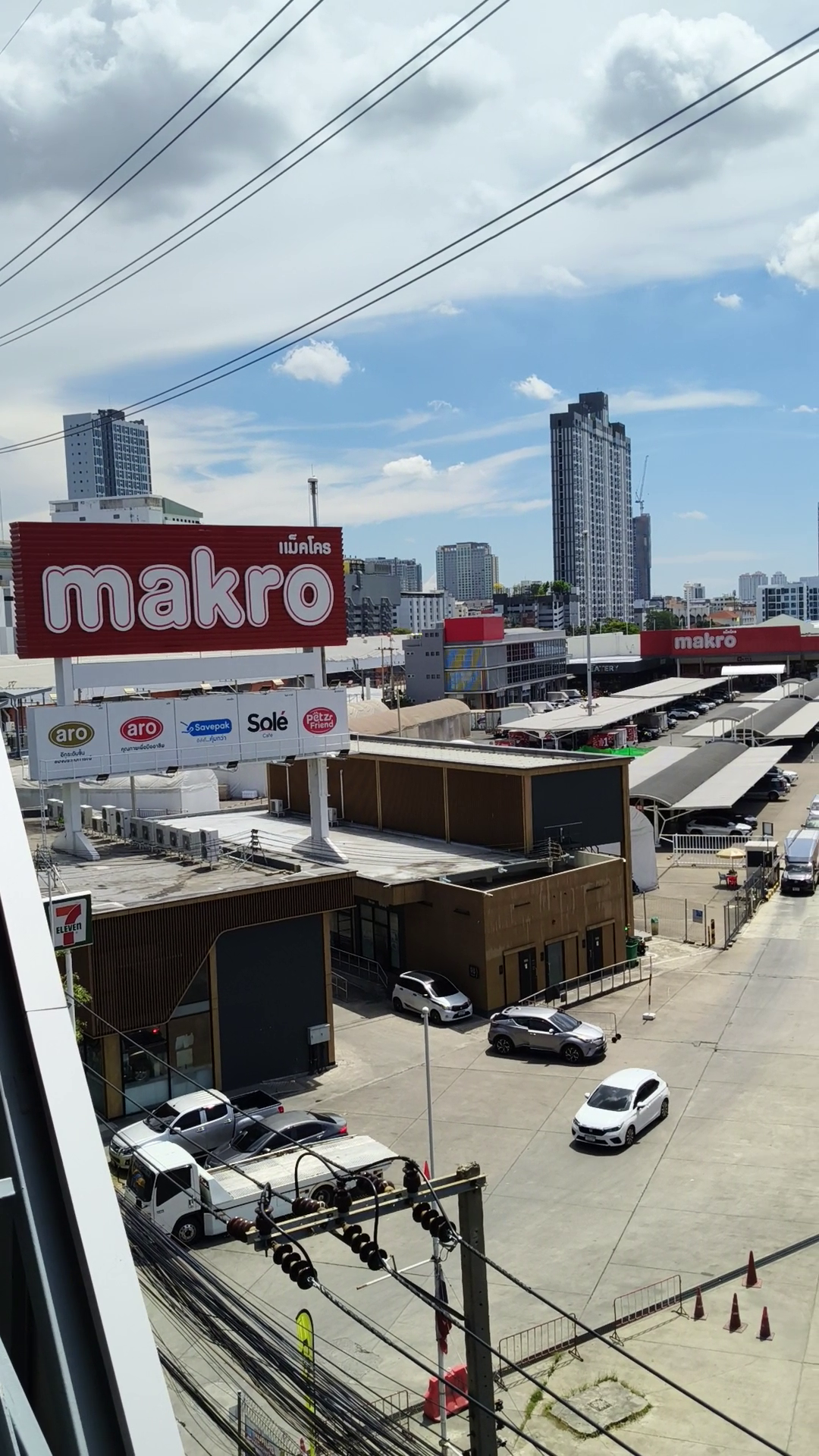曼谷 MRT 黃線 Bang Kapi 站旁的 Makro Ladprao 量販店外觀