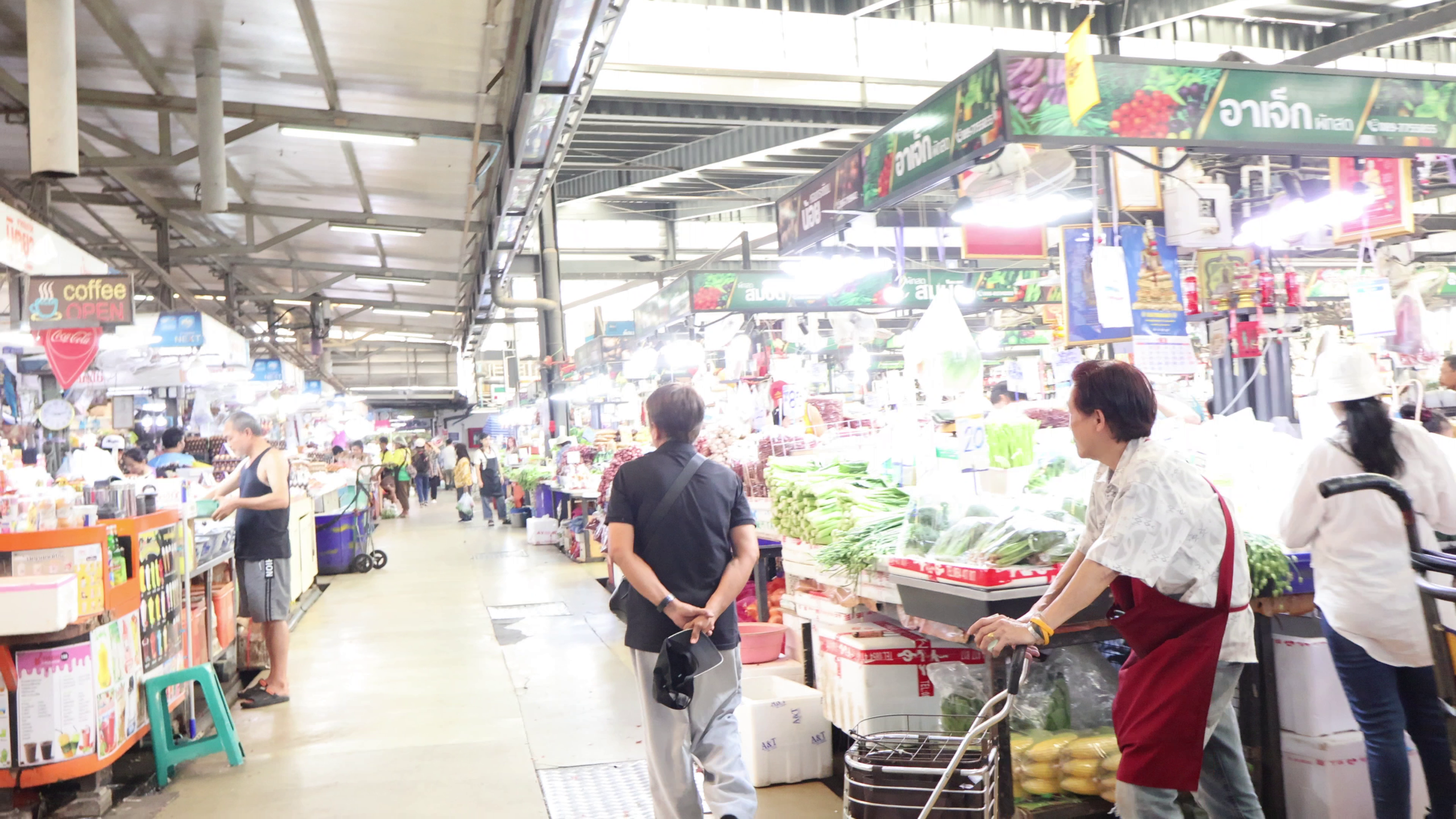 曼谷 BTS 一日票北段行程：Saphan Mai 站 Ying Charoen Market 室內大型傳統市場內部攤位街景