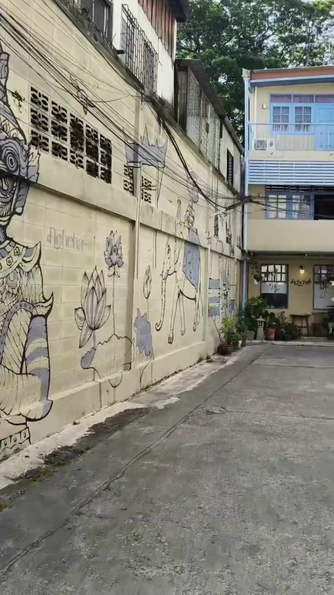 曼谷 MRT Itsaraphap 站住宿 Achcha Hotel 外牆,另外一邊就是 MRT 站