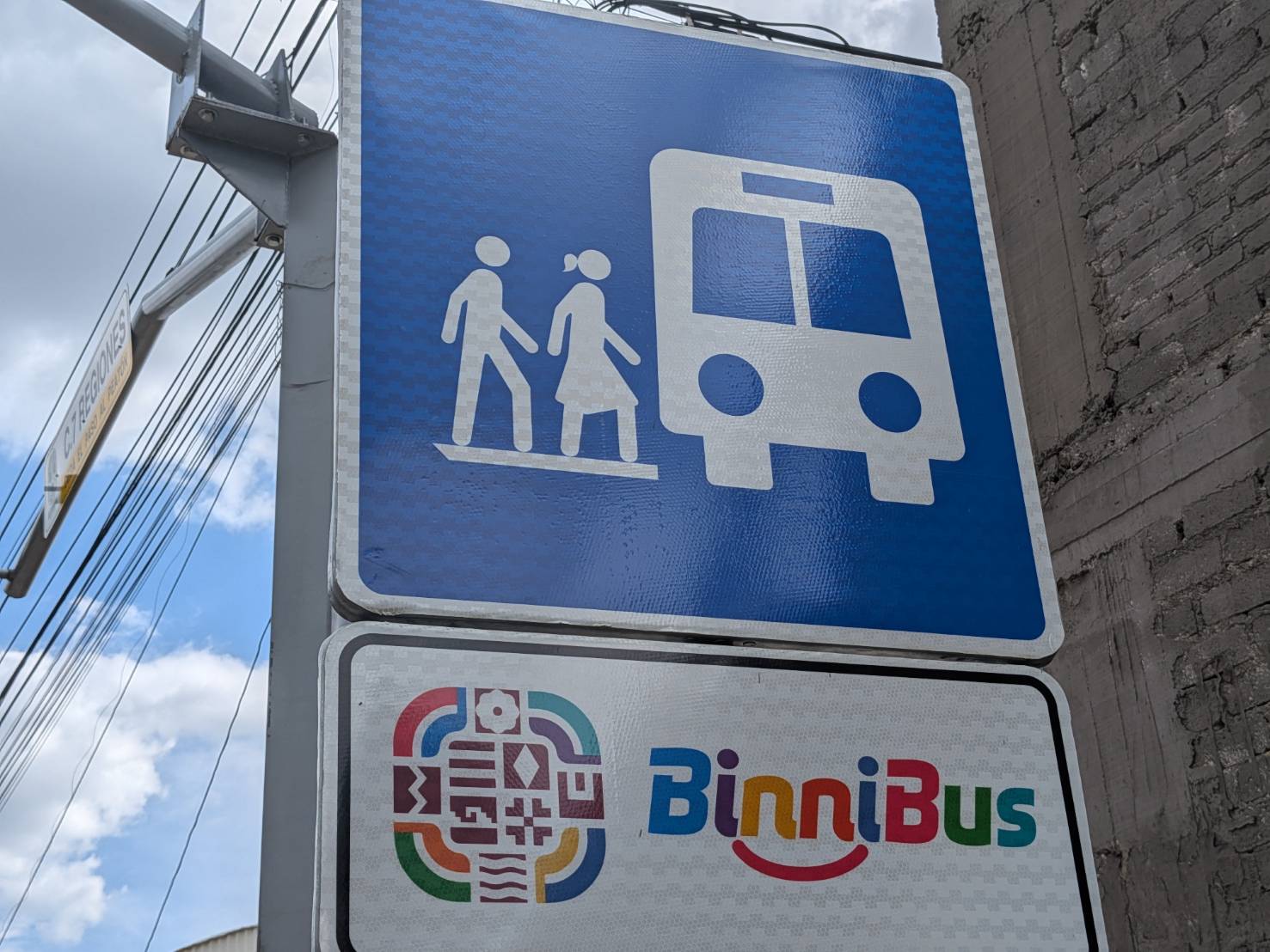 瓦哈卡公營公車站牌有BinniBus字體