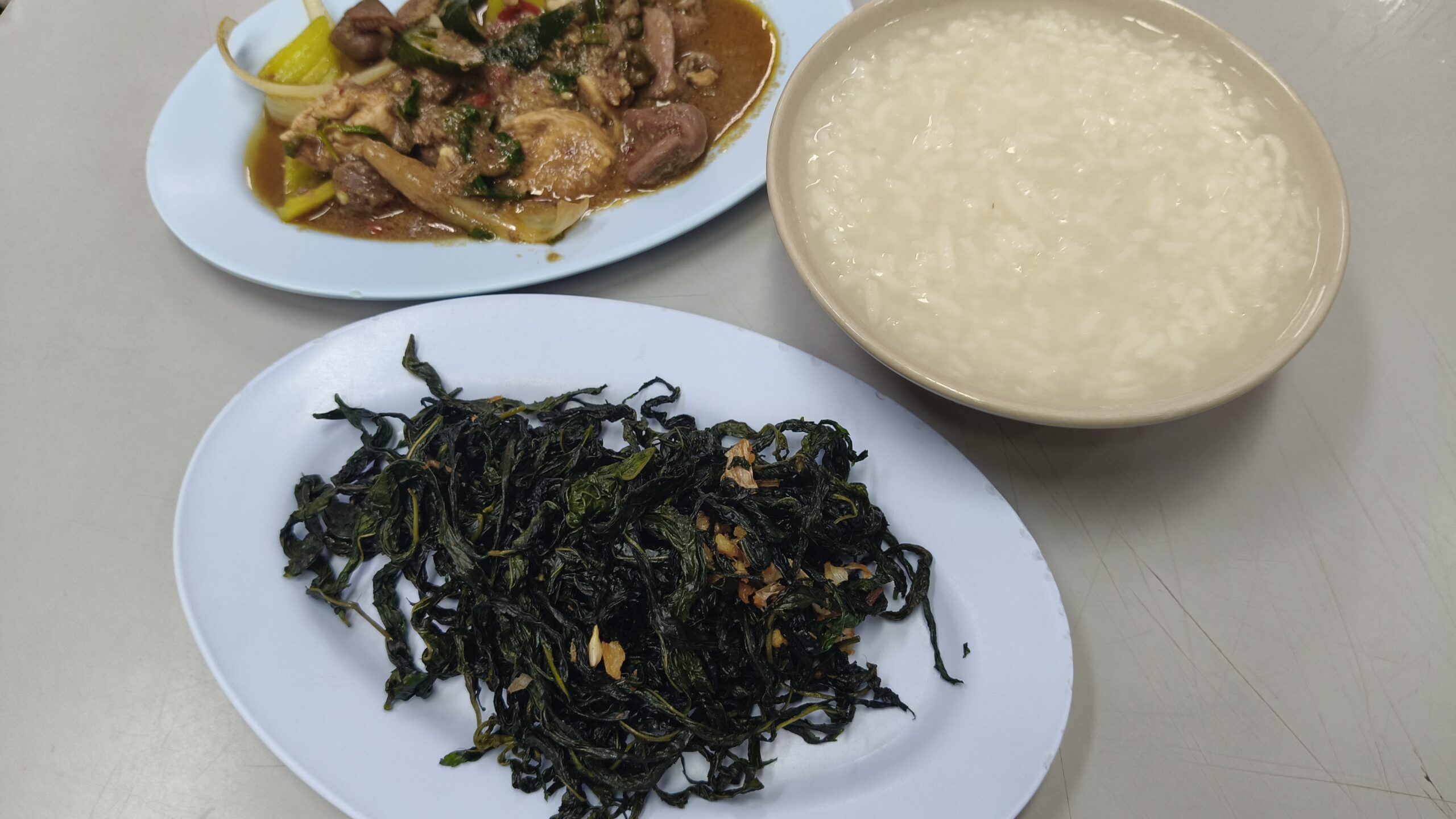 曼谷最高法院對面 Khun Lek Porridge 粥店的白粥與配菜餐點實景