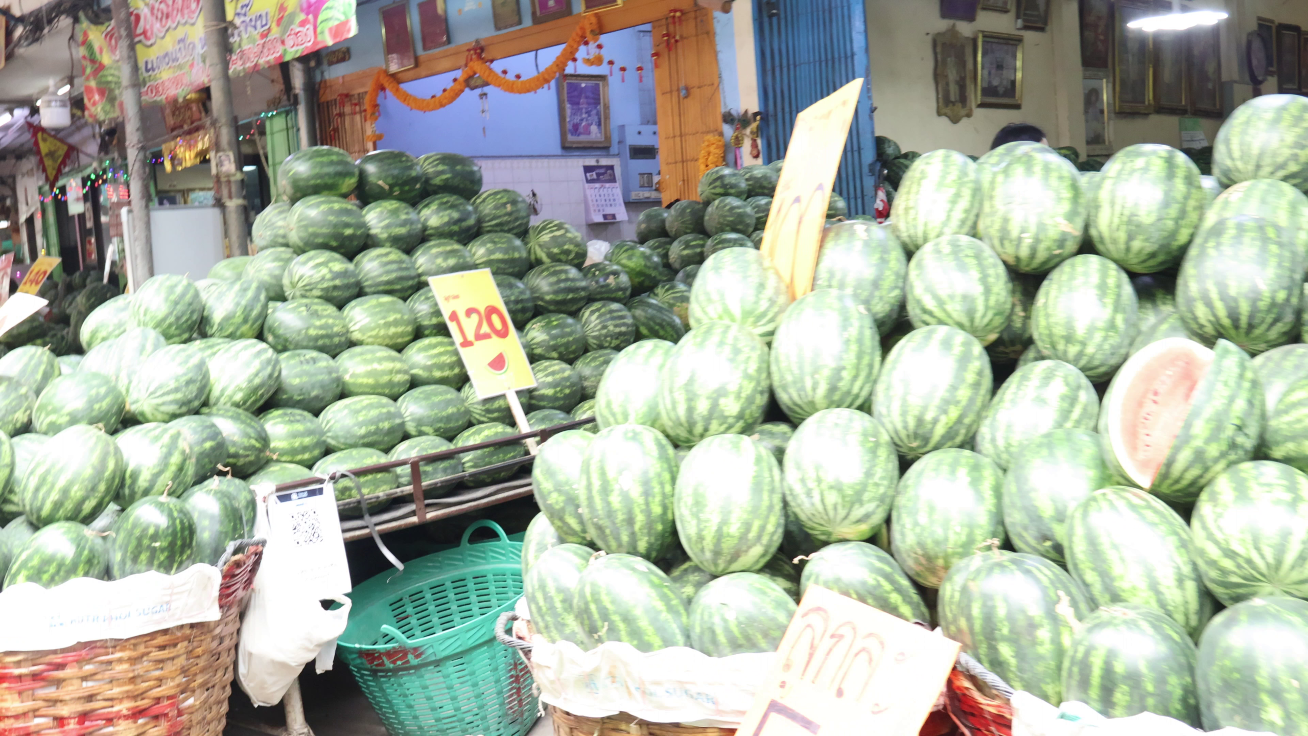 曼谷馬哈納克市場（Mahanak Market）內堆成小山般的整顆新鮮西瓜與攤位實景
